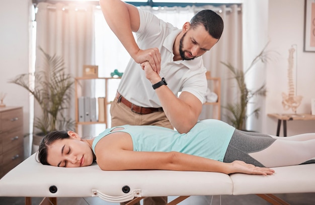 Massage chiropraticien et traitement de physiothérapie pour les muscles du dos avec une patiente Consultation d'un employé de bien-être et de chiropratique dans une clinique aidant à l'équilibre corporel sain