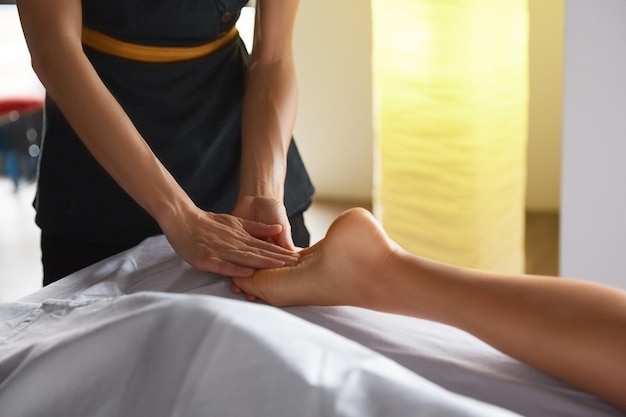 Photo massage complet du corps dans un salon de spa