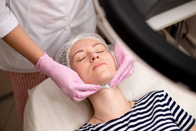 Massage cosmétique du visage par un professionnel de la santé