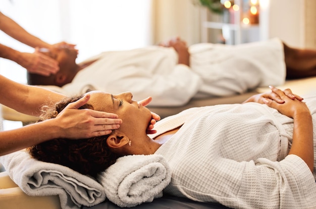 Photo massage en couple et bien-être au spa pour les maux de tête et le stress pour se sentir zen avec la beauté et les soins de la peau