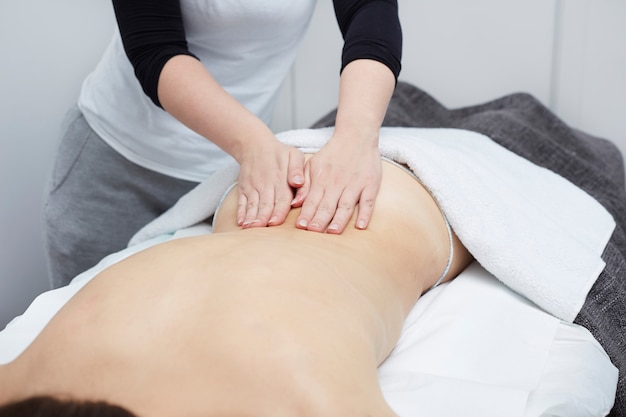 Massage du corps au salon spa