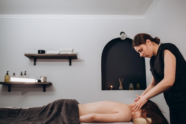 Massage du cou pour femme dans un salon spa