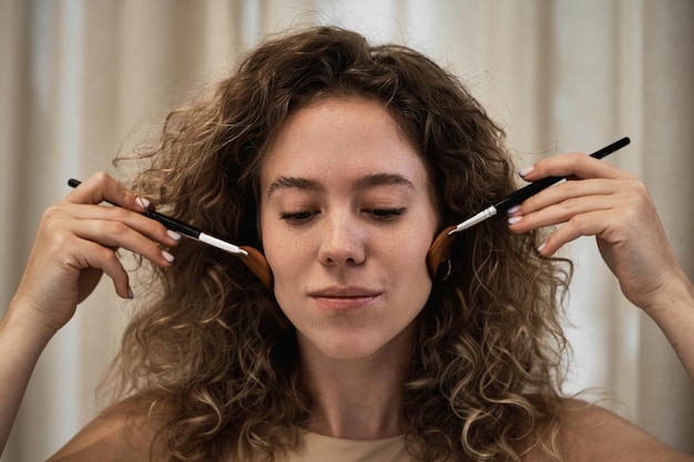 Massage du visage avec des brosses photo de haute qualité