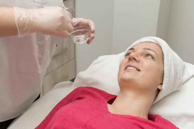 Massage du visage. Jeune femme recevant un massage spa au salon de beauté spa.