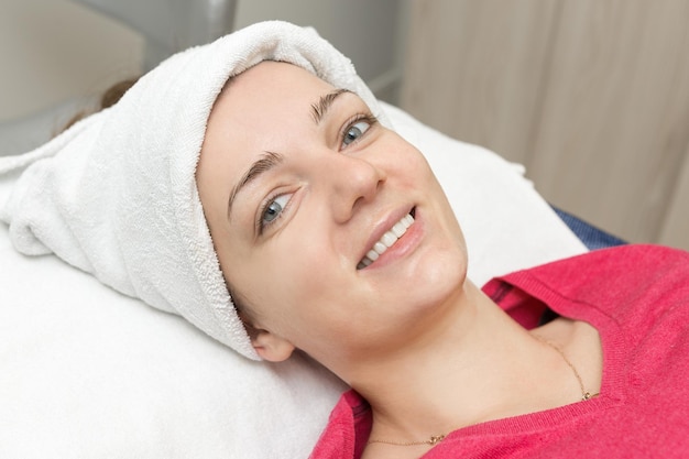 Massage du visage Jeune femme recevant un traitement de massage spa au salon de beauté Spa Soins de la peau Cosmétologie