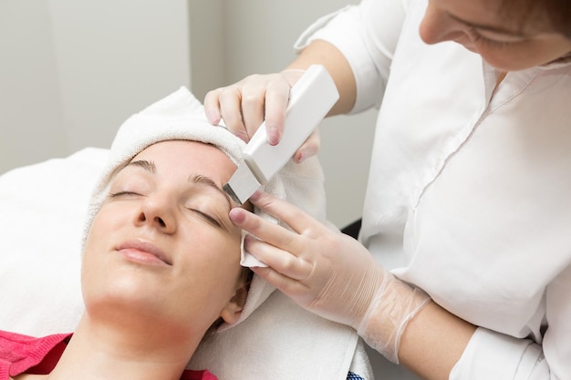 Massage du visage Jeune femme recevant un traitement de massage spa au salon de beauté Spa Soins de la peau Cosmétologie