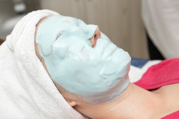 Massage du visage Jeune femme recevant un traitement de massage spa au salon de beauté spa Soins de la peau Spa