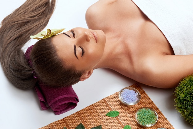 Massage du visage. personnes, beauté, spa, mode de vie sain et concept de relaxation