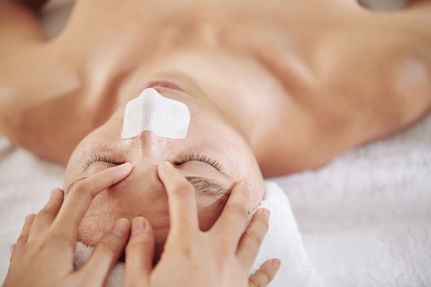 Massage du visage rafraîchissant homme