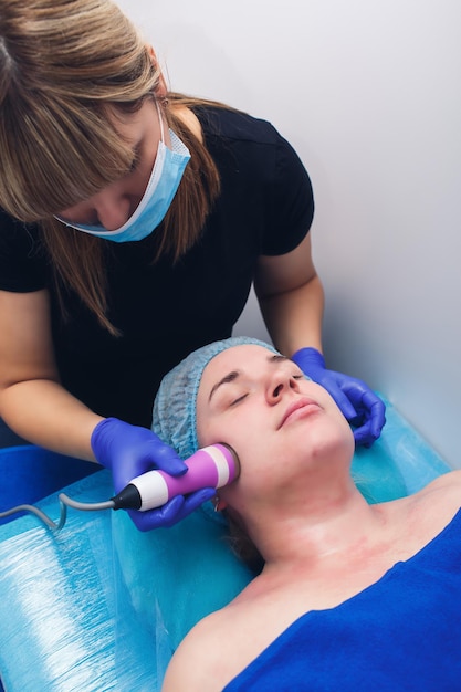 Massage facial matériel dans un salon de beauté