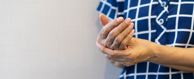 massage femme senior sur place pour soulager la douleur du travail acharné