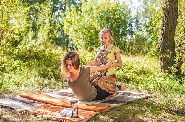 Massage Girl Implémente Ses Capacités De Massage Sur Le Terrain.