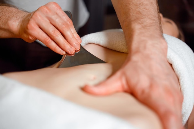 Massage IASTM des muscles abdominaux féminins