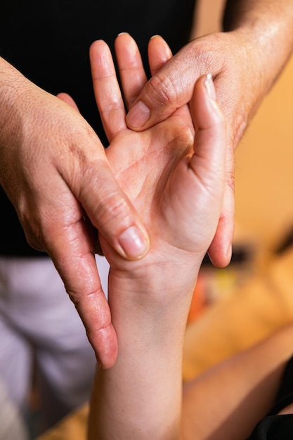 Photo massage des mains donné par un masseur professionnel