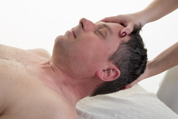 Massage et manipulation du cou d'un homme