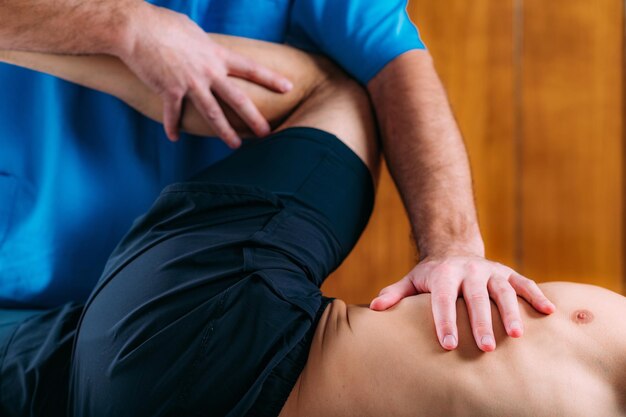 Massage manuel de la hernie discale thérapeute physiothérapeute massant le bas du dos