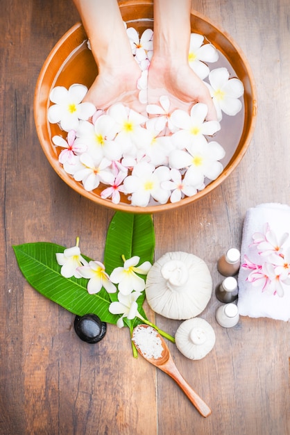 Massage de massage compresser des balles, boule de fines herbes sur le bois avec des treaments spa, Thaïlande