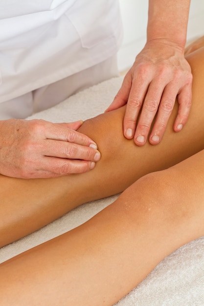 Massage et physiothérapie à une femme sur ses jambes