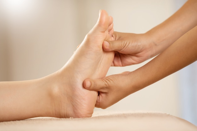 Massage des pieds au salon spa.