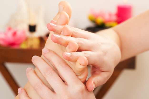 Massage des pieds au spa