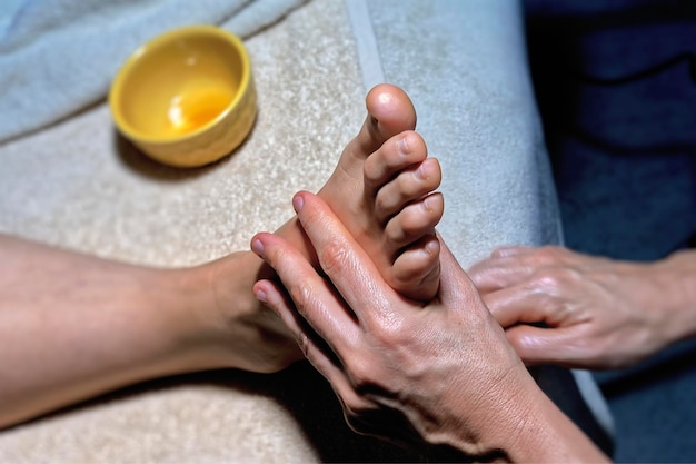 Massage des pieds dans un salon de spa