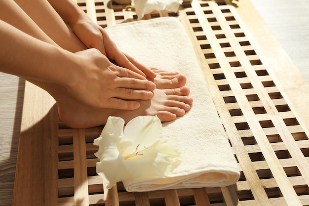 Massage des pieds en gros plan spa