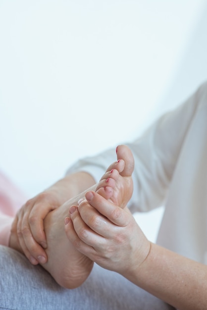 Massage des pieds thaïlandais à la main La médecine alternative détend le concept de bien-être et de massage thaïlandais