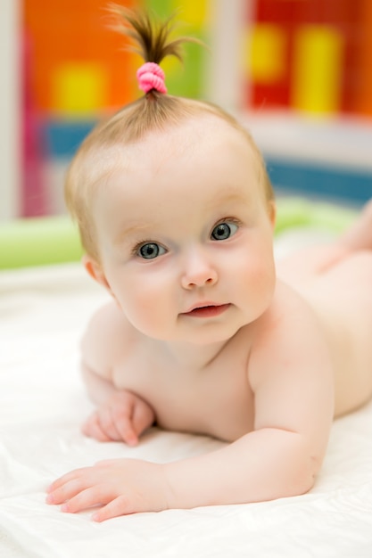 Photo massage pour bébé, médecin massant ou faisant de la gymnastique pour bébé