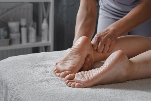 Massage professionnel des pieds de réflexologie se bouchent