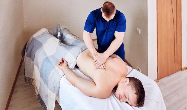 Massage profond des tissus pour le patient souffrant de maux de dos