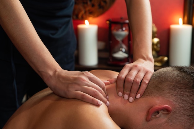 Massage relaxant du cou dans le salon de massage