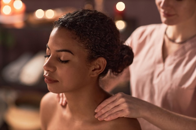 Massage relaxant des épaules