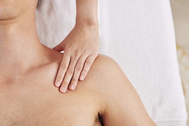 Massage relaxant des épaules