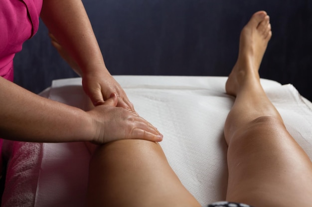 Photo massage relaxant des jambes dans un centre de bien-être