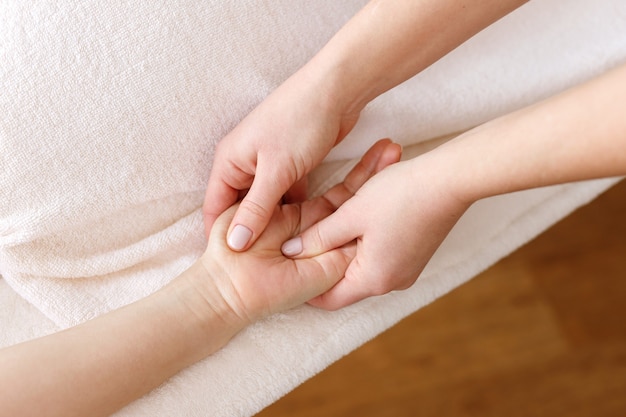 Massage relaxant des mains dans le salon spa