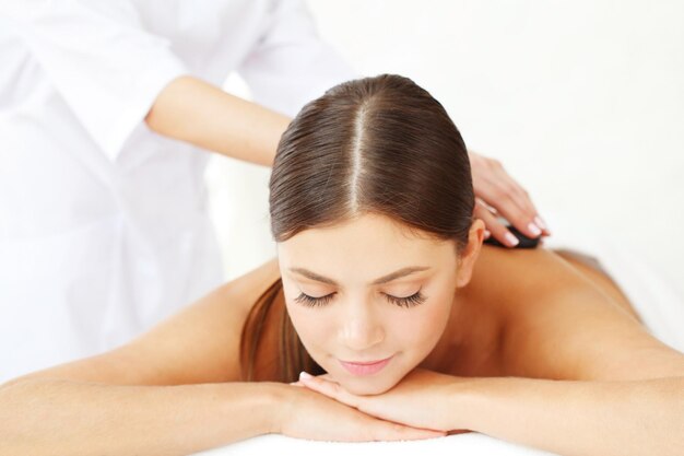 Massage spa aux pierres chaudes