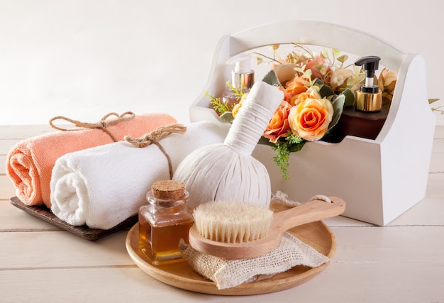 Massage spa et gommage corporel avec des serviettes compresse les boules et les fleurs