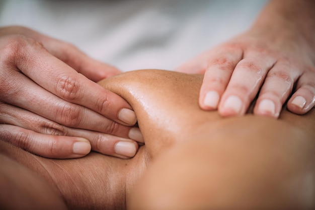 Massage sportif de l'épaule