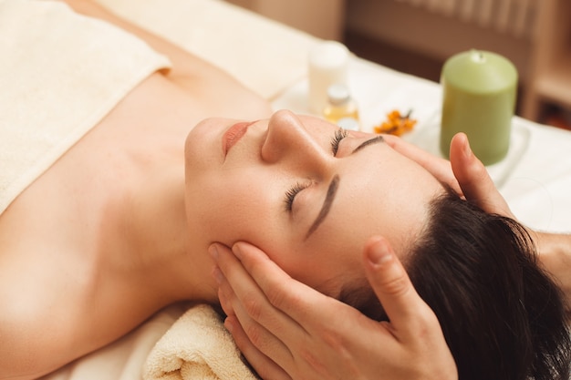 Massage de la tête au salon de beauté gros plan