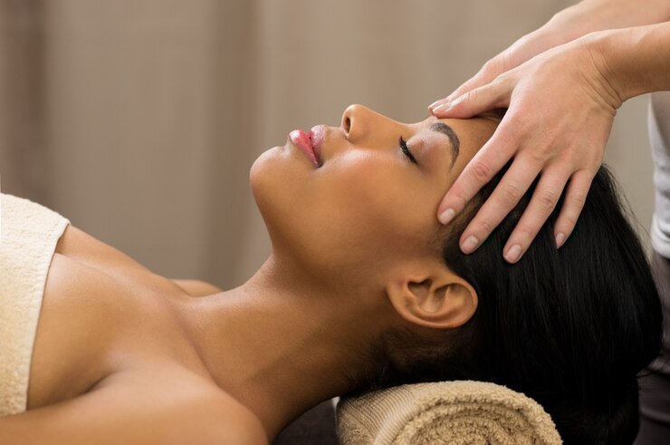 Massage de la tête au spa