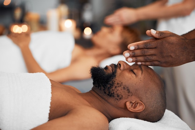 Massage de la tête de l'homme noir et être calme se détendre et avoir l'esprit clair sans stress relâcher la tension et se calmer allongé sur la table Traitement spa et soins du corps pour le bien-être ou la santé des hommes afro-américains