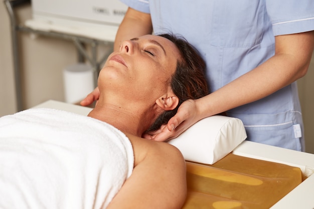 Massage de la tête sur un lit d'eau au spa