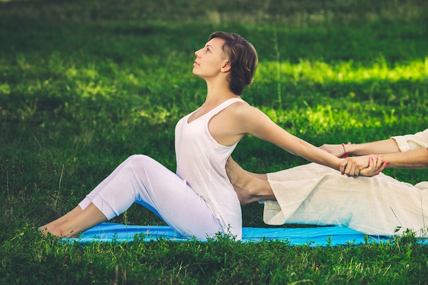 Massage thaï avec des exercices de yoga