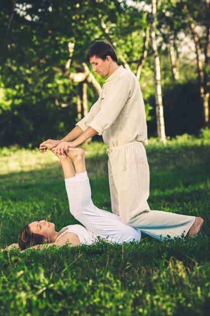 Massage thaï avec des exercices de yoga