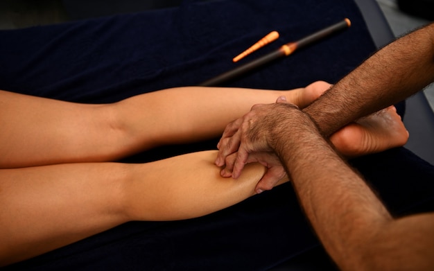 Massage thaï des pieds au salon spa. Rajeunissement du corps, concepts de soins du corps