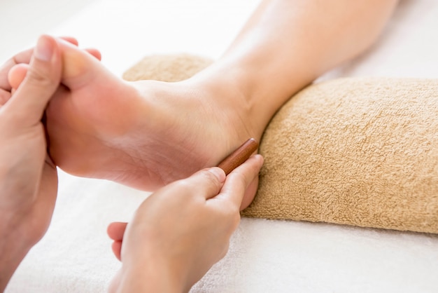 Massage thaïlandais des pieds avec aromathérapie et réflexologie