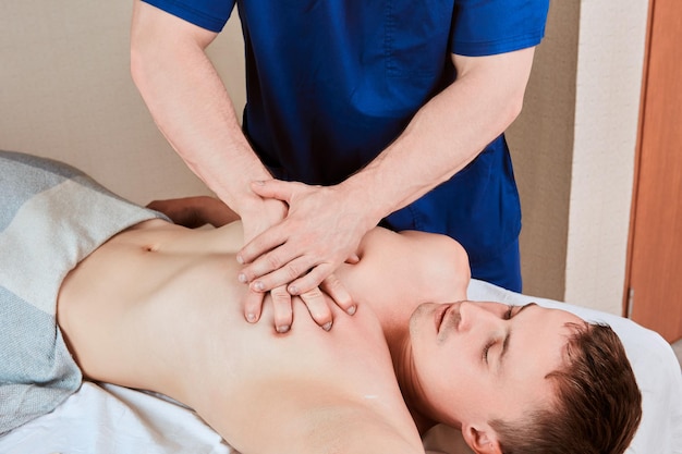 Massage thérapeutique des tissus profonds qui applique une pression plus profonde et plus ciblée que les thérapies classiques ou de relaxation