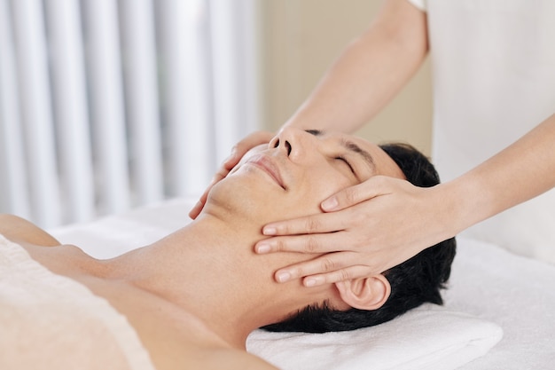 Massage visage rajeunissant