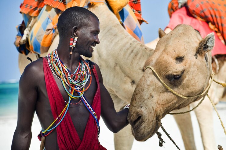 Massaï assis au bord de l'océan