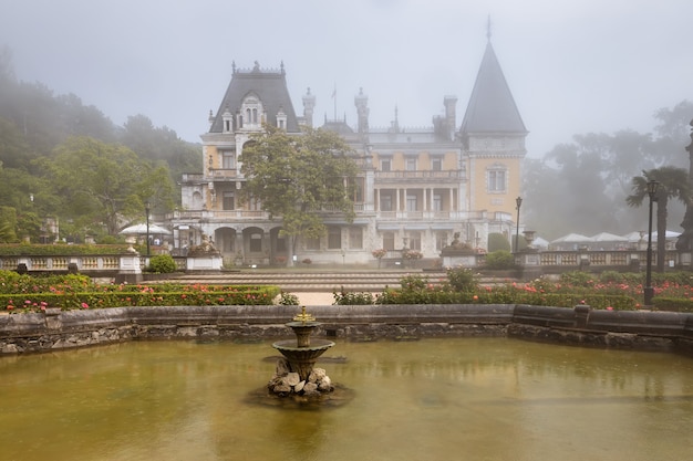 Massandra Crimée Le Palais Impérial Massandra dans le brouillard